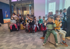 Dzieci w teatrze Baj w Warszawie.