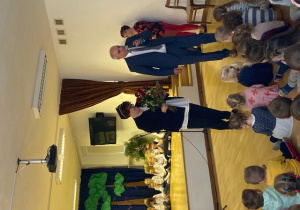 Pan Leszek Baraniewski - zastepca Burtmistrza dzielnicy Wawer podarował urodzinowe kwiaty na ręce pani Dyrektor Izabelli Rudzkiej.